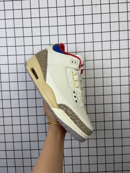公司级Air Jordan 3 Retro "Seoul 2.0" 韩国限定 首尔2.0 AJ3 乔丹3代 aj3 乔3 韩国限定 乔丹篮球鞋系列 Jordan Brand将于今年发布一双为庆祝韩国首都举办夏季奥运会30周年而推出的AJ3「韩国限定2.0」Air Jordtan 3 "Seoul 2.0",通过观察曝光图来看,新款同老款造型相比几乎没有太大差异,不过在色彩方面,全新AJ3「韩国限定2.0」则植入氧化做旧设定,不仅将中底色彩改变,同时也将爆裂纹材质替换,以更复古的外观呈现,至此进一步拉升鞋款层次感体验,最后在细节上,鞋舌右边Jumpzman Logo采用黑色刺绣点缀、鞋舌左边的韩国国旗依旧得到保留,点明鞋款特殊属性,后跟的Nike Swoosh Logo及Air则以黑色回归,蓝色区域的皮革则采用棉布面料替换,以这样的设计向韩国传统服饰致敬. 货号:IB1482-100 9 40 40.5 41 42 42.5 43 44 44.5 45 46 47.5 编码757